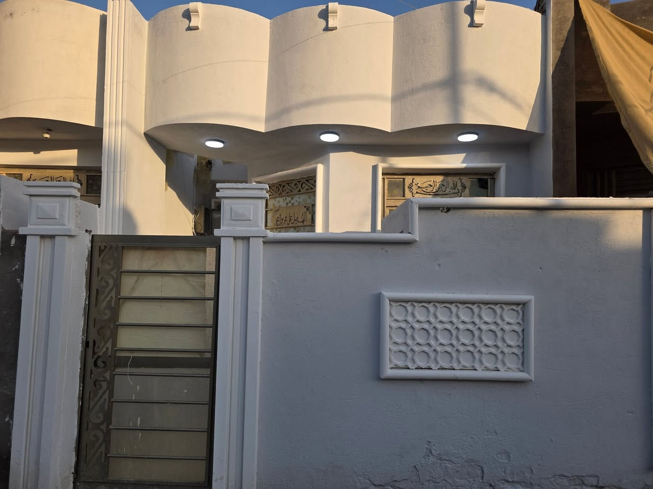 سلام عليكم بيت للبيع مساحه ١٠٠م طابو سند ٢٥ مسجل بالبلدية كوت حي الحكيم قرب الكورنيش شارع افران الهادي تفاصيل البيت البناء طابوك يحتوي على غرفه وصاله ومطبخ واستقبال وصحيات داخليه وخارجيه السعر ٣٧ وبي مجال الاستفسار مراجعه مكتب دلاليه احمد السعيدي الاتصال *********** ***********
