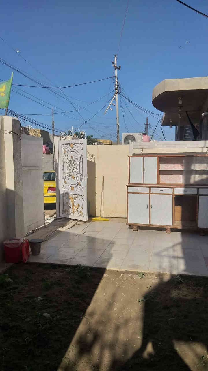 السلام عليكم دار سكن للبيع طابقين اربع غرف نوم بالقرب من المدارس وبالقرب من شارع الصب في الكوت منطقة حي الحكيم نزلة الوائلية مساحتة 240م وشارعة 10م البناء طابوق درجة اولى والسقف صب مسلح والارضية والجدران سيراميك ويتكون البيت من اربع غرف نوم وصالتين واستقبال ومطبخ وصحيات داخلية وخارجية ومرقم من قبل البلدية ومتوفرة كافة الخدمات السعر 80 وبي مجال الاستفسار الاتصال على هذا الرقم ***********
