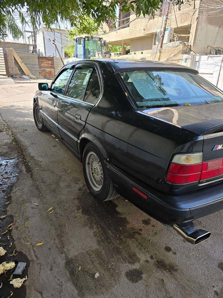 بي ام 530 V8  كير اوتو موديل 1992 رقم بغداد الإنكليزي لون أسود غير محدد سنوية ل28 
فتحة سقف بيها عطل  
 كمبريسر ياباني 
الصدر 60% 
تايرات 60% 
باتري جديد 
كشتات كهرباء 
بيها منظومة غاز 
السيارة يراده كم شغلة ( ترتيبات )
السيارة بيها ضربة خفيفة  بالجاملغ الأمامي الأيمن 
السعر 50 وبيها مجال 
*********** بغداد, العراق
