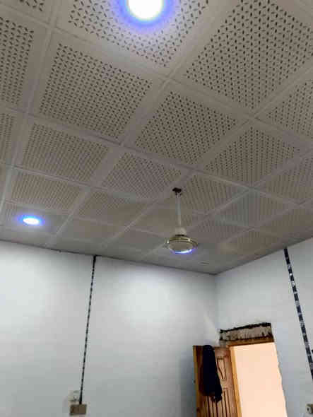 دار للبيع مساحة ١٠٠متر غرفه وصاله ومطبخ واستقبال حمام داخلي تواليت خارجي البيت بناء بلوك السكف عكاده تفاصيل الدار كله بالمنشور موقع كوفه شارع ميثم التمار قرب دور الحوزة سعر الدار ٢٧ وبي مجال قليل ***********
