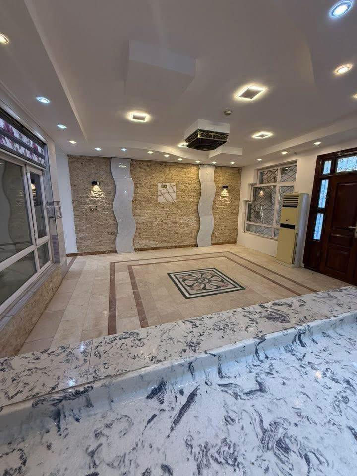 بيت حديث للايجار في كراده خارج قرب شارع العام تفاصيل ٥ غرف نوم وصاله عدد ٣ وصحيات ٣ وشلال داخلي ومخزن كبير وكراج مساحه العقار ٢٥٠ متر سعر الايجار ٣٠ ورقه للاستفسار ***********
