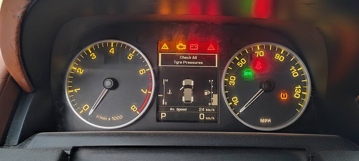 لسلام عليكم رانج روفر سبورت ٢٠١٣ للبيع صبغ قطعتين السعر ١٥٠ ورقة وبيهه مجال ***********
