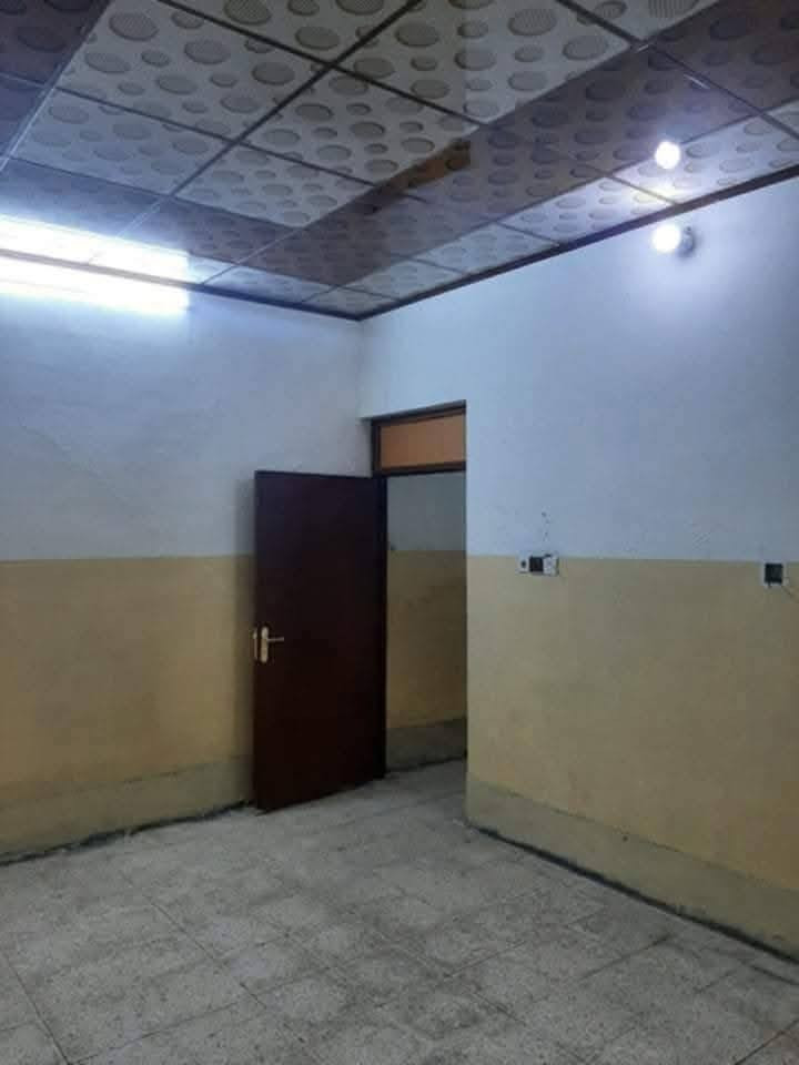 السلام عليكم بيت للايجار 100متر طابق ارضي بحي الساهرون ***********
