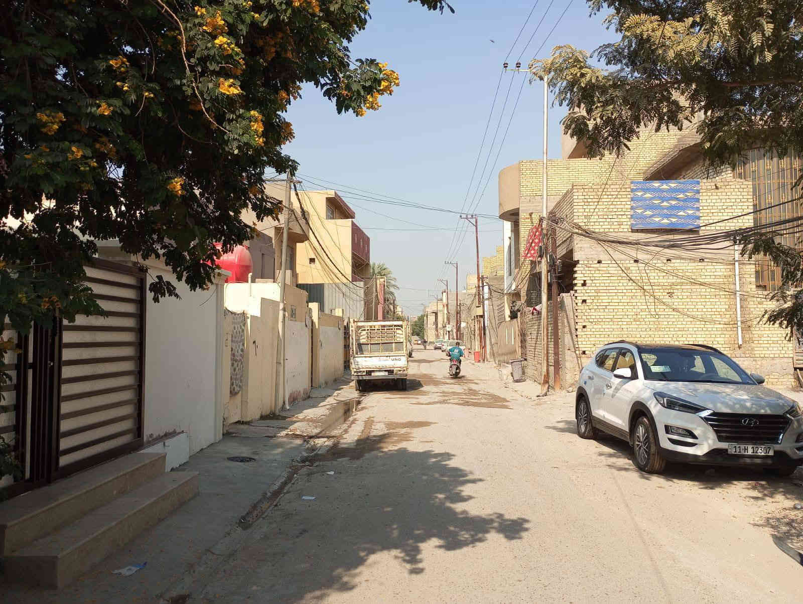 السلام عليكم تعلن شركة الجبوري للعقار والمقاولات العامه عن بيع دار ملك صرف زراعي سند 25 في منطقة الكريعات شارع الواقف بناء حديث درجه اولى كامل الاخدمات بناء حديث تسليم مفتاح 
1 المساحة 137 مترررر
2 الواجه 6 متررر و15 سانتيم 
3 النزال 22 متررر و30 سانتيم 
4 عرض الشارع 8 متررررر 
5 السعر 300 مليون وبي مجال 
يتكون من طابقين وستاره وبيتونه 
الطابق الأول كراج وحديقه وخدمات خارجيه وصاله ومطبخ وحولي منور وغرفة نوم وخدمات داخليه 
الطابق الثاني 3 غرف نوم وهول وخدمات
عنوان الشركة الكريعات الكويتي شارع حسينية ابي تراب قرب فلكة القرغولي استفسار اتصال على الارقام التاليه 
*********** أبو صكر الجبوري 
***********
