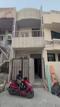 مشتمل للايجار يحتوي غرفتين نوم وهول ومطبخ وخدمات صــآيـر خلف شركه طلبا...