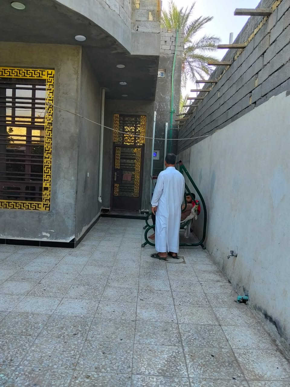 بيت طابو زراعي سند ٢٥ مساحة 300متر
البيت طابقين الطابق الثاني شقه كامله  وبي. غرف سويت 
السعر  195.   وبي. مجال.  
***********
