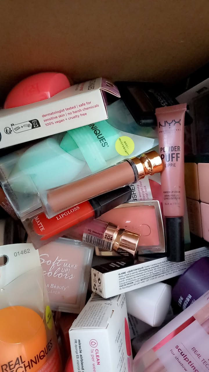 سعر الكارتون من 25الى 100حسب العدد وطلب الزبونه هاذه تصويري لبضاعه مثل ماشوفون.
حمره ماركه ديور. 
حمره وبلاشر NYX
بلاشر كرستين. 
بلاشر +لوس باورد +مسكاره توفيس 
فرش ريل تكنيك +بيوتي بلندر. 
باليت ضلال Nickd. 
حمره + علبه ظلال صغيره من ماركه me me
اقلام تحديد من فلورمر 
اقلام كحل الوان من فلورمر 
كونتور +باودر من Mac
كونسلر. 
كريم كولاجين 
كريم ترطيب. 
طبعا الي تطلب تفحص امام المندوب ماعجبها ترجعها. بنات تأكدو منتجات اصليه ومثل مابالصوره


**إذا كنت صاحب هذا الإعلان وتريد حذفه لأي سبب، رجاءا أرسل رسالة إلى الدعم الفني**