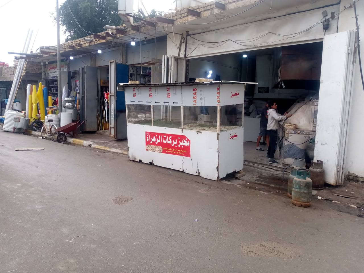 للبيع 5محلات تجاريه طابو صرف مساحه كبيره جميع المحلات شغاله
ومؤجره يرافقها قطعت ارض خلف المحلات مباشر مساحة 

الارض لا تقل عن 300م تصلح لكافة الاعمال التجاريه والاستثمارية  
الاستفسار علئ الرقم ***********
