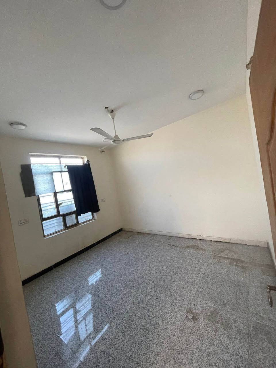 شقة للايجار الدورة شارع نسائم النخيل الزراعي مساحة ٥٠ متر 
تحتوي على هول وغرفة وخدمات وبالكونة جبيرة 
تصلح للعمال والطلبة والعائلة الصغيرة *********** بغداد, العراق
