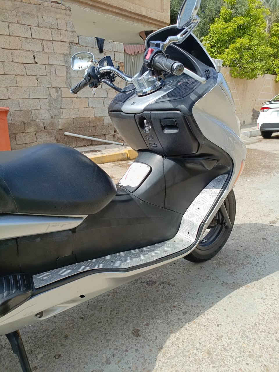 السلام عليكم 
دراجه فورزه 09

دراجه حلوه ناعمه بشكل 

دوسات نيكل 

سماعات بيها 

ستان حساس 

كلوب جنطه 

مري نيكل 

رون واحد ونص عدل دراجه ماشيه ٦٠ حقيقي دراجه مامتعوبه 
نضيفه كفراتها نضافتهن ٩٠ بل ١٠٠ كرستال تخم تاير 
سعر ١٣٠٠ وبيها مجال بسيط ***********
