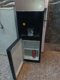 براد ماء يشتغل حار وبارد وبي ثلاجة سعرة ٨٠ الف عنوان بلديات موبايل ٠٧٧...