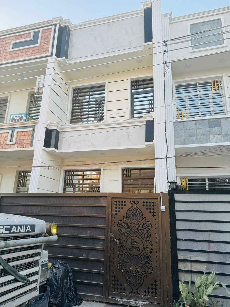 بيت للبيع 80متر 
جديد بناء من الاساس غير مسكون طابقين يحتوي على 3غرف نوم وصاله حمامات عدد 2 العنوان الغزاليه مربع سعاد النقيب الفرع المقابيل مدرسه ن والقلم من صاحب العقارمباشر***********
