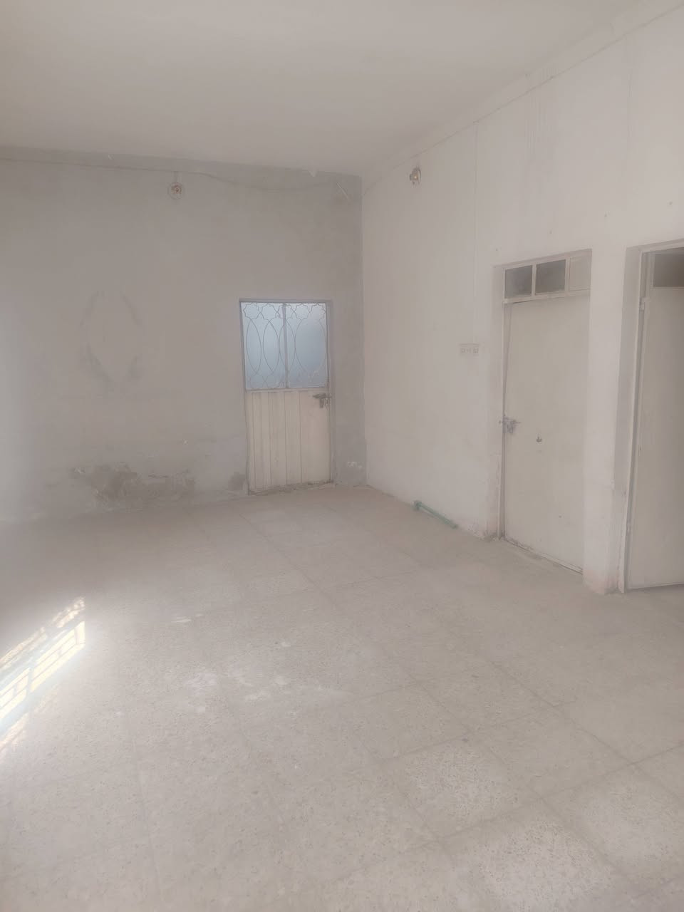 سلام عليكم بيت ايجار 120 غرفتين وصاله ومطبخ وصحيات  البيت جاهز من كلشي شارع المطار  يم اسواق فدك مكتب الصدرين  ***********
