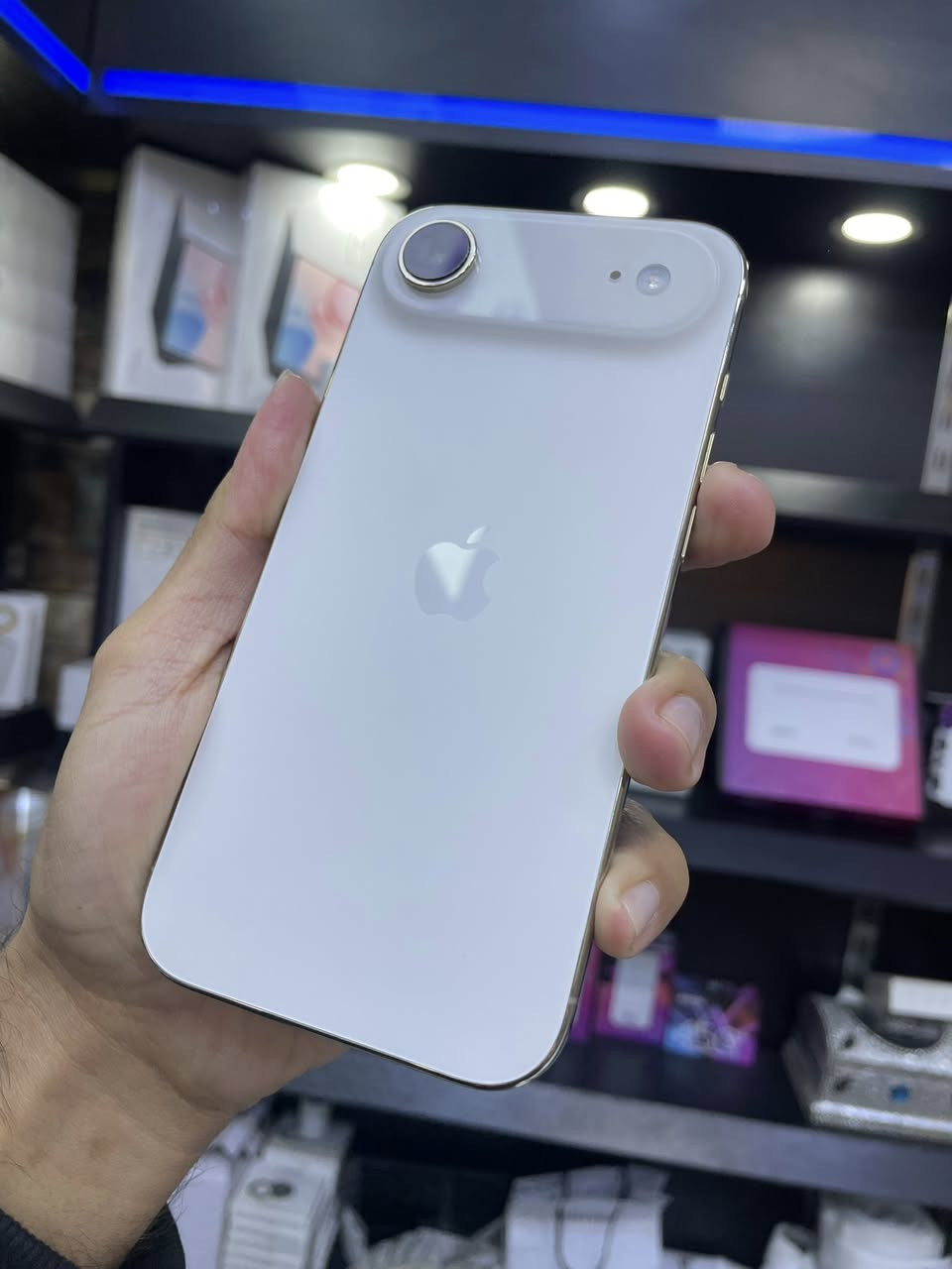 ايفون 17Air مستعمل جداً قليل 
ذاكرة 256 
بطارية 100 
***********
***********
