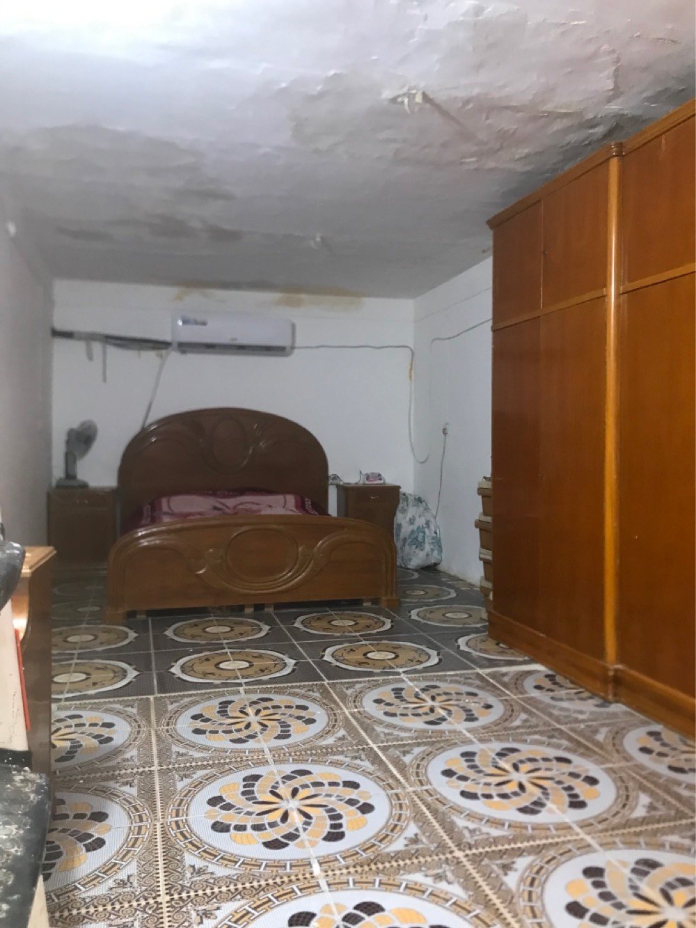 دار للبيع حي القدس الثاني خلف الكراج الجنوبي
مساحه ٥٦ متر مربع 
واجه ٧
نزال ٨ 
طابقين الاول يحتوي على استقبال صاله ومطبخ وتخاريج 
الطابق الثاني غرفه كبيره جدا 
للاستفسار اتصال على الرقم‭٠٧٨٠ ٥٢٩ ٨١٠٦