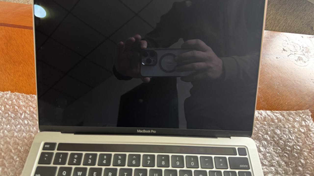 🔥 للبيع: MacBook Pro 2020 (شبه جديد) 🔥
لابتوب نظيف جداً ، خالي من أي شخوط أو عيوب.
💻 المواصفات:
الموديل: MacBook Pro 2020
حجم الشاشة: 13 بوصة (13-inch)
الرام (RAM): 8 جيجابايت
التخزين: 256 جيجابايت SSD
🔋 حالة البطارية:
الحالة: Normal (طبيعية جداً)
عدد دورات الشحن (Cycle Count): 74 فقط (استخدام قليل جداً)
✨ الحالة العامة: الجهاز نظيف جداً (Like New) وبدون أي خدوش.
💰 السعر: 580,000
📞 للتواصل: ***********
