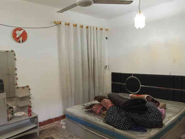 السلام عليكم بيت 100متر طابقين طابو صرف داخل بغداد ابودشير يم بيت اجباره بيت جديد كله سيراميك ارضيه وجدران يحتوي على 4غرف نوم وستقبال اوحولي زائد صحيات اوحمامات مشترك 3 ....2جوه.  والثاني فوك يحتوي على محل خارجي السعر ١٥٠اوبي مجال
***********
