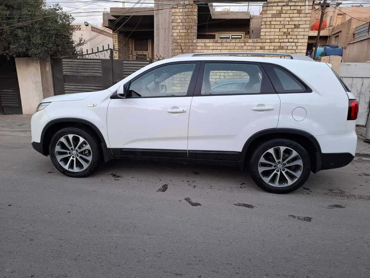 كيا سورنتو 2015 خليجي رقم بغداد مكفوله كفاله من الصبغ والتبديل  عدا شخطوط صغيره موضحه بالسونار بسيط ورصعه فوق الباب خلف السائق  بالباب الخلفي عكس السائق 
7 راكب مع كشنات جلد 
 حساس امامي خلفي  
 3 قطع تبريد 
 3 انظمه قياده 
 يو اس بي
 بردات بلادية 
 تحكم ستيرن 
قماره حديد
 كامرا خلفيه 
‏ صدر جديد كير مكينة مفتوحه ومكفوله گير بلادي كفاله  تبريد كلة جديد ومكفول 
‏V6 ستة سلندر 3500 ماشي  146  
جاهزة بدون اي نقص
رقم بغداد باسمي شرط  التحويل ثاني يوم وسنوية  مراوس حسب القناعه  متواجد خاص
مكان السياره بغداد 
السونار مرفق مع الصور 
السعر  178 وبيه مجال


**إذا كنت صاحب هذا الإعلان وتريد حذفه لأي سبب، رجاءا أرسل رسالة إلى الدعم الفني**