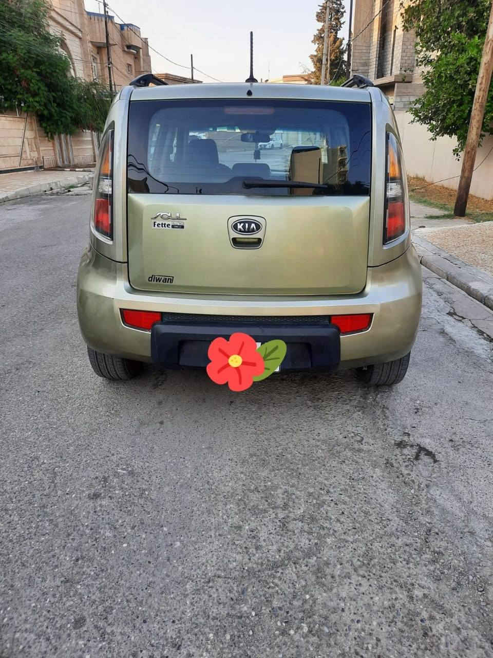 سيارة كيا سول موديل ٢٠١٠  اللون فستقي  بيها جزء من الجاملو الامامي الايمن صبغ وكما موضح بالصور سيارة نظيفة ومابيها نقص وباسمي الرقم الانكليزي الجديد السعر (٨٨) ورقةة
رقم الموبايل ***********
