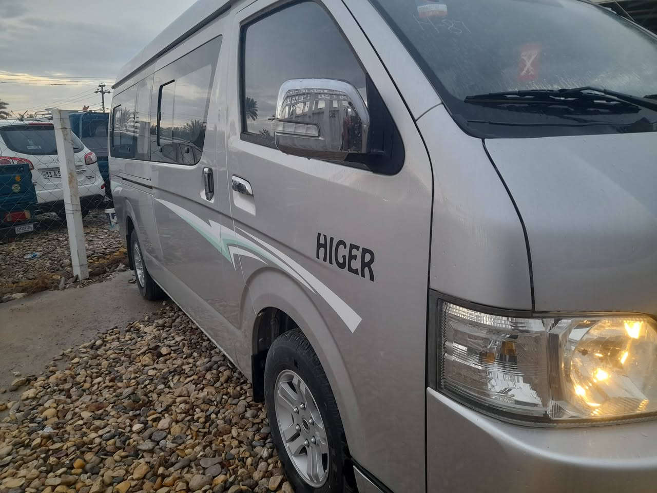 السلام عليكم للبيع هايكر موديل ٢٠٢٤ رقم بغداد دولي بسمي مشروع وطني السياره مكفوله كفاله كله جديد عل وضع الشركه ماشيه ٧ الف مال جناي سياره جديده معنه الكلمه الستفسار ***********
