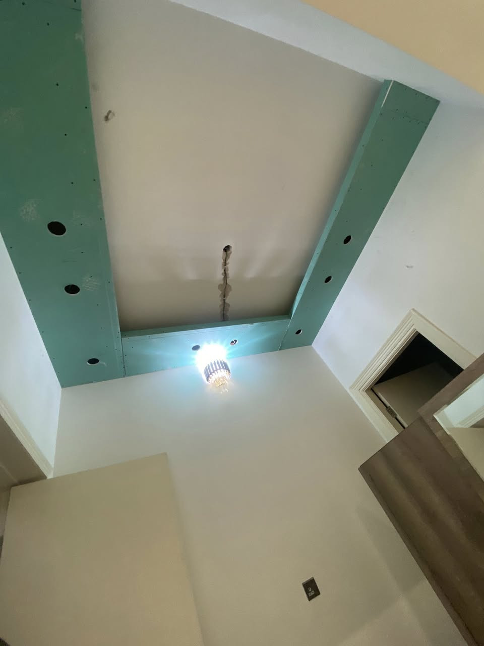 تصميم وتنفيذ الديكورات الحديثة للمنازل والفلل والمشاريع السكنية

⸻

اسم الشركة: شركة أبو الأكبر للديكورات الداخلية والخارجية

⸻

خدماتنا

الديكورات الداخلية

* تصميم وتنفيذ الأسقف الثانوية (جبس بورد).
* ديكورات الجدران والشاشات.
* الإضاءة المخفية والديكورية.
* تصميم غرف النوم والمعيشة والاستقبال.
* تصميم وتنفيذ المطابخ الحديثة.
* تصميم الحمامات والديكورات الداخلية الفاخرة.
* اختيار الألوان والخامات بما يتناسب مع ذوق العميل.

الديكورات الخارجية

* تصميم وتنفيذ واجهات المنازل العصرية والكلاسيكية.
* واجهات الفوم والزخارف الخارجية.
* أعمال الحجر الطبيعي والصناعي.
* تصميم المداخل والأسوار والحدائق.
* الإضاءة الخارجية والتنسيق المعماري للواجهات.

⸻

مراحل العمل

1. معاينة الموقع وأخذ القياسات.
2. إعداد التصاميم والمخططات.
3. اعتماد التصميم من قبل العميل.
4. تنفيذ الأعمال وفق المواصفات المطلوبة.
5. التسليم النهائي بعد المراجعة والتدقيق.

⸻

لماذا شركة أبو الأكبر؟

✓ تصاميم عصرية ومبتكرة.
✓ جودة عالية في التنفيذ.
✓ الالتزام بالمواعيد.
✓ أسعار مناسبة ومنافسة.
✓ إشراف ومتابعة مستمرة حتى

شعارنا

“نحو منزلٍ أجمل… بتصميمٍ يليق بذوقك

للتواصل  📞***********
