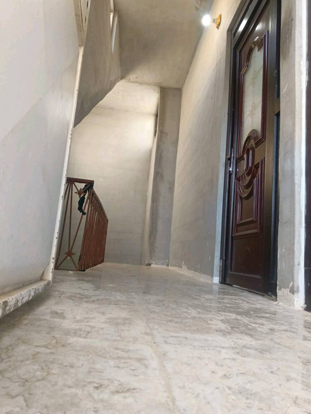 السلام عليكم 
دار للأيجار حي نابلس قرب جامع الصادق الامين 
بناء حديث طابقين  
المساحة 50 
يحتوي على غرفة و هول كبير و مشتملات في الطابق الارضي 
و غرفتين في الطابق الأول 
للتواصل على الرقم 
***********