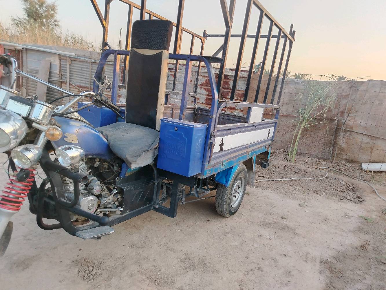 ستوته بحالة جيدة جداً للبيع. اللون أزرق وتتميز بمحرك قوي يتناسب مع الاستخدامات المختلفة. التصميم يوفر راحة أثناء القيادة وسعة لتحميل البضائع أو الركاب. مناسبة للتنقلات اليومية أو العمل التجاري.