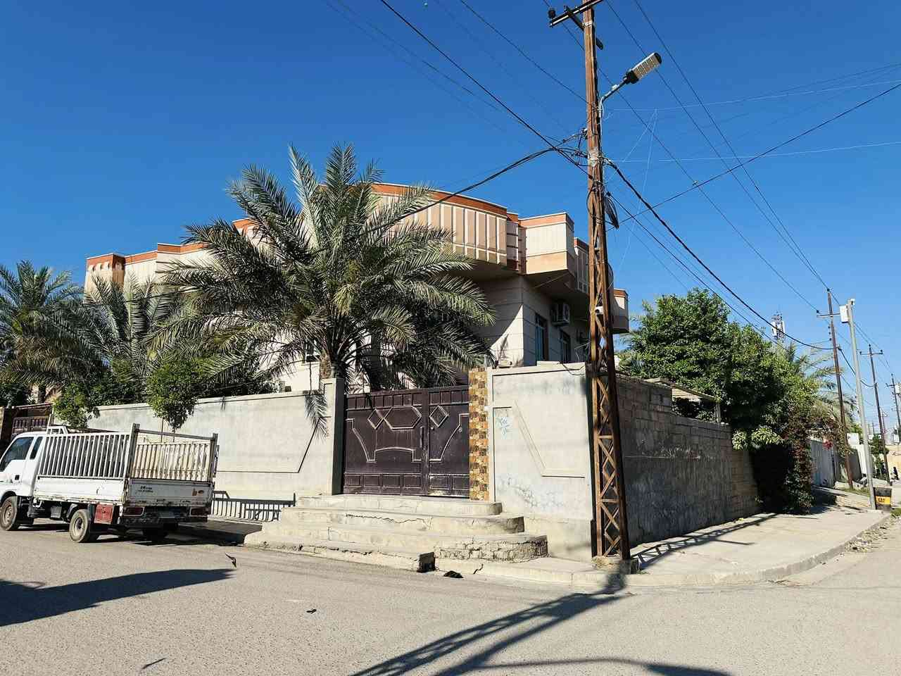 بيت للبيع في حي الرسالة الشارع الرئيسي للرسالة 
ركن مساحة البيت بالسند 357 واقع حال 440 
الوجه 22 والنزال 20 
طابو صرف سند 
مكون من 6 غرف هول واستقبال وصالتين ومطبخ وصحيات بكل طابق وكراج وحديقة بكل جانب 
السعر 250 وقابل للتفاوض 
للأستفسار
*********** او مراجعة نفس الدار
