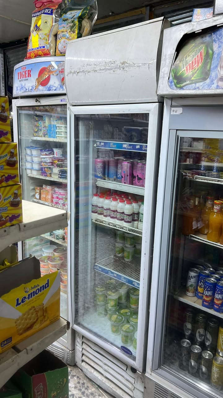 السلام عليكم متوفرات 
اربع (٤) عارضات باب + عارضه بابين للبيع + مجمدة 
مكفولات من الصيانة تبريدهن ممتاز 
***********
