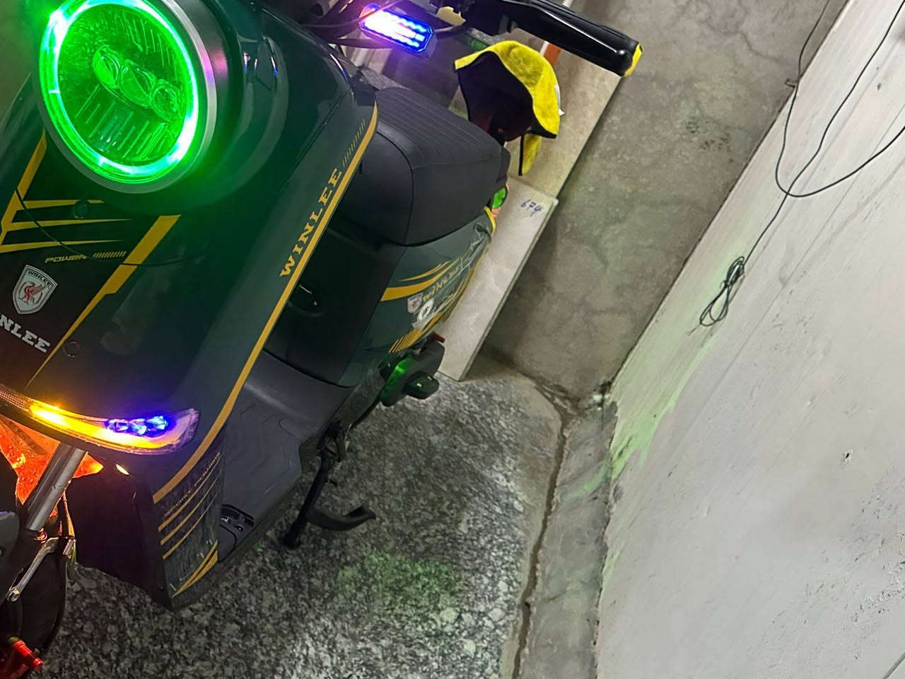 السلام عليكم دراجه شحن للبيع R11 من شركه والي  موديل 2025 لون زيتوني مواصفات
5 بطاريات اكبر شي 32 امبير 
حجم 20 
ملف 2000 نحاس حقيقي 100/100
تمشي بل شحنه وحده 55 كيلو 
لبريكات هودرويلك 
سرعه بل شاشه تقره 109 حقيقي 80 
لايت زنون قوي 
دبل اشاره اشاره يمنه يسره 
اناره اي ليدي 
فتغراليه ويه لبريك 
سعر 570 وبيها مجال 🤩 
مكاني بغداد جميله شارع خير 
للاستفسار *********** رصيد أو واتساب
