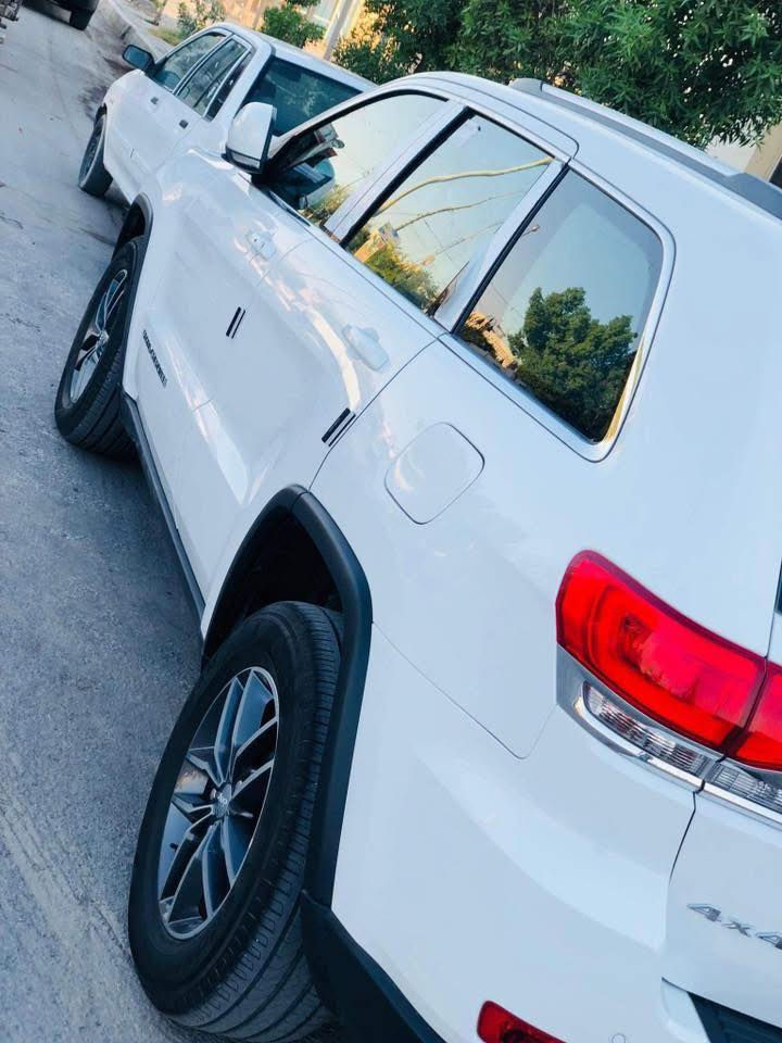 كراند شيروكي لاريدو موديل 2018 خليجية
مكفولة كفالة عامة 
ماشية 65 الف استخدام قليل جداً
رقم بغداد انكليزي باسمي دفع رباعي 4x4
كل مواصفات لاريدو فتحة سقف ورادار توقف ذاتي واطفاء ذاتي نظام اقتصادي
السعر 285
مكان بابل المركز
***********
