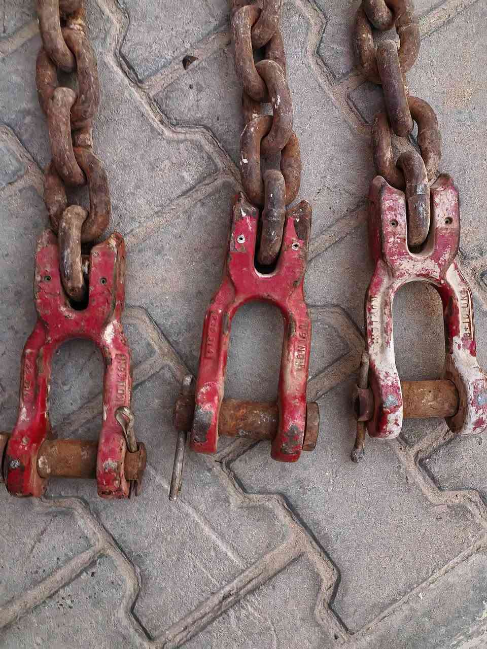 السلام عليكم ورحمة الله وبركاته للبيع سلاسل سحب قطر ١٦ملم طول ١،٢٠سم كريد ١٠٠فولاذ اصليه ام الختم اوربيه نضيف العنوان النجف الاشرف ***********

