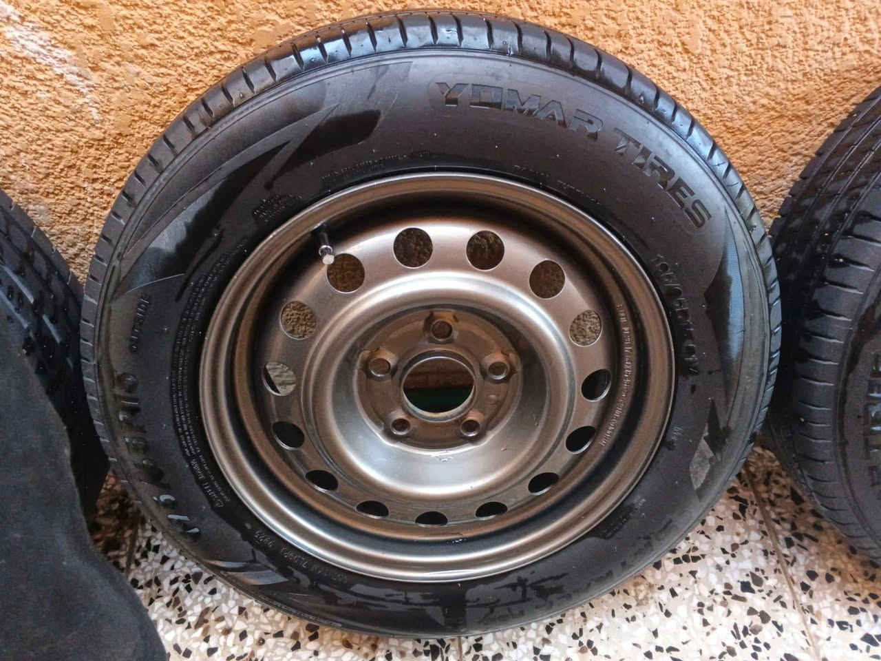 سلام عليكم تايرات ووياله 15 كوري اصلي ابو لختم نضاف كلش تايرات انتاج 25 سعرهن 240 وبيهن مجال مكاني نجف ***********
