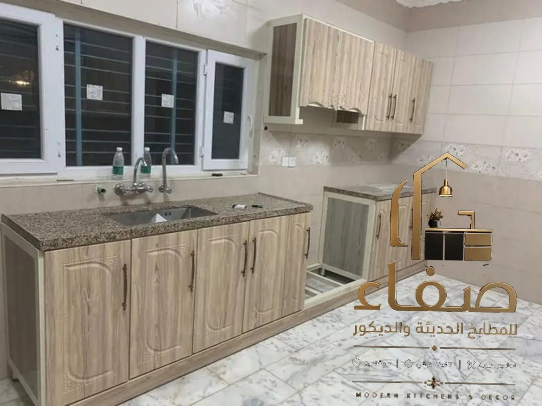 ✨ كاونتر يجمع بين المتانة والأناقة ✨

التصميم الظاهر أمامكم مصنوع من الداخل ألمنيوم بالكامل، وهذا يعني متانة عالية جدًا، مقاوم للرطوبة والماء، وما يتأثر بمرور الوقت 
أما الخارج فهو HDF مطلي بألوان حديثة وملمس ناعم يعطي مظهر راقٍ وعصري للمطبخ 🎨
يجمع هذا النظام بين القوة من الداخل والجمال من الخارج 👌

✔️ مقاوم للرطوبة والحرارة
✔️ سهل التنظيف
✔️ عمر طويل بدون مشاكل
✔️ تصميم عصري بإضاءة داخلية ولمسات فاخرة

💡 خيار مثالي لكل شخص يريد مطبخ عملي وجمالي بنفس الوقت!
***********
***********
