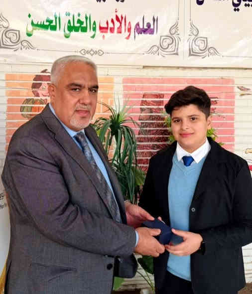 منشور رقم (٤)
الدكتور عمار العرباوي معاون مدير عام التربية للشؤون الفنية يكرم الطالب المتفوق والخلوق آدم احمد الخياط ممثل طلاب الصف الثالث المتوسط في ثانوية الكوثر الاهلية النموذجية للبنين بحضور الاستاذ عزت عجينه رئيس الهيئة التأسيسية في الحفل الذي أقيم  على اروقة المدرسة بمناسبة عيد الطالب.

ثانوية الكوثر الاهلية النموذجية للبنين. 
مكان لزرع بذور المستقبل
 وبيئة تعليمية مميزة. 
🌹🌹التسجيل مستمر🌹🌹
🌹مميزاتنا:
🌷كادر تدريسي متميز بخبرة عالية.
💐متابعة يومية لمستوى الطلبة.
🌹بيئة تربوية تعليمية راقية.
🌺قاعات دراسية مهيأة ومكيفة.
🌹أنشطة علمية وثقافية داعمة لمسيرة الطالب.

الموقع / النجف الاشرف/ حي السعد/ شارع جامع ابن كمونه/مقابل القنصلية الايرانية سابقا/مجاور مكاتب السياحة والسفر. 

للاستفسار الاتصال 
ممثل الهيئة التأسيسية 
*********** 
الحسابات 
***********
الإعلام 
*********** 

المركز الاعلامي
