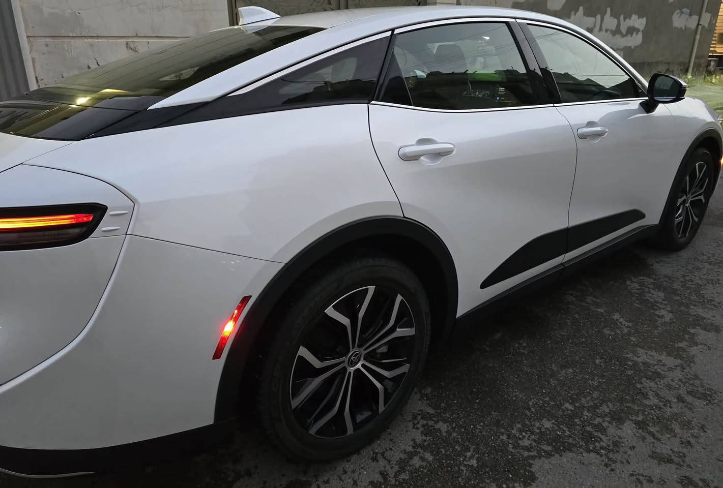 السلام عليكم ورحمه الله
🚗 تويوتا كراون XLE 2023 – وارد أمريكي 

مواصفات السياره👌الصور موجوده وياها رقم الشاصي حادث السياره فقط بنيد مبدل اصلي فافون ومصبوغ ياباني 

لون أبيض لؤلؤي – ماشي 25,000 مايل

كشنات جلد + مخمل مع تدفئة + كهرباء كاملة + سقف كنتاره اسود

قيادة ذاتية بالكامل + أوتو هولد + أوتو بريك

زنون عالي + إضاءة محيطية فخمة

قطعتين تبريد + نظام صوت 8 سماعات + شاحن وايرليس

ويل 19 إنج + مودات سبورت، سبورت بلس، إيكو، نورمال

مرايا أوتو دم + جام أمامي وخلفي أوتو + فور ويل درايف 

جام امامي خلفي جانبي UV ضد الاشعه فوق البنفسجيه

السياره مابيها اي نقص وجديده ماشيه قليل باسمي رقم بغداد

💰 السعر: 25800$ – الجادين فقط

📍 جاهزة للفحص والتسليم فورًا

“هاي السيارة للمميزين فقط، لمن يحب الفخامة والهدوء

والتسليم فورًا، السعر 25800$، تواصلوا عبر الخاص”

💡 *********** واتساب

#تويوتا_كراون #سيارات_فخمة #ToyotaCrownXLE #سيارات_مستعملة #فرصة_نادرة #بغداد_سيارات
