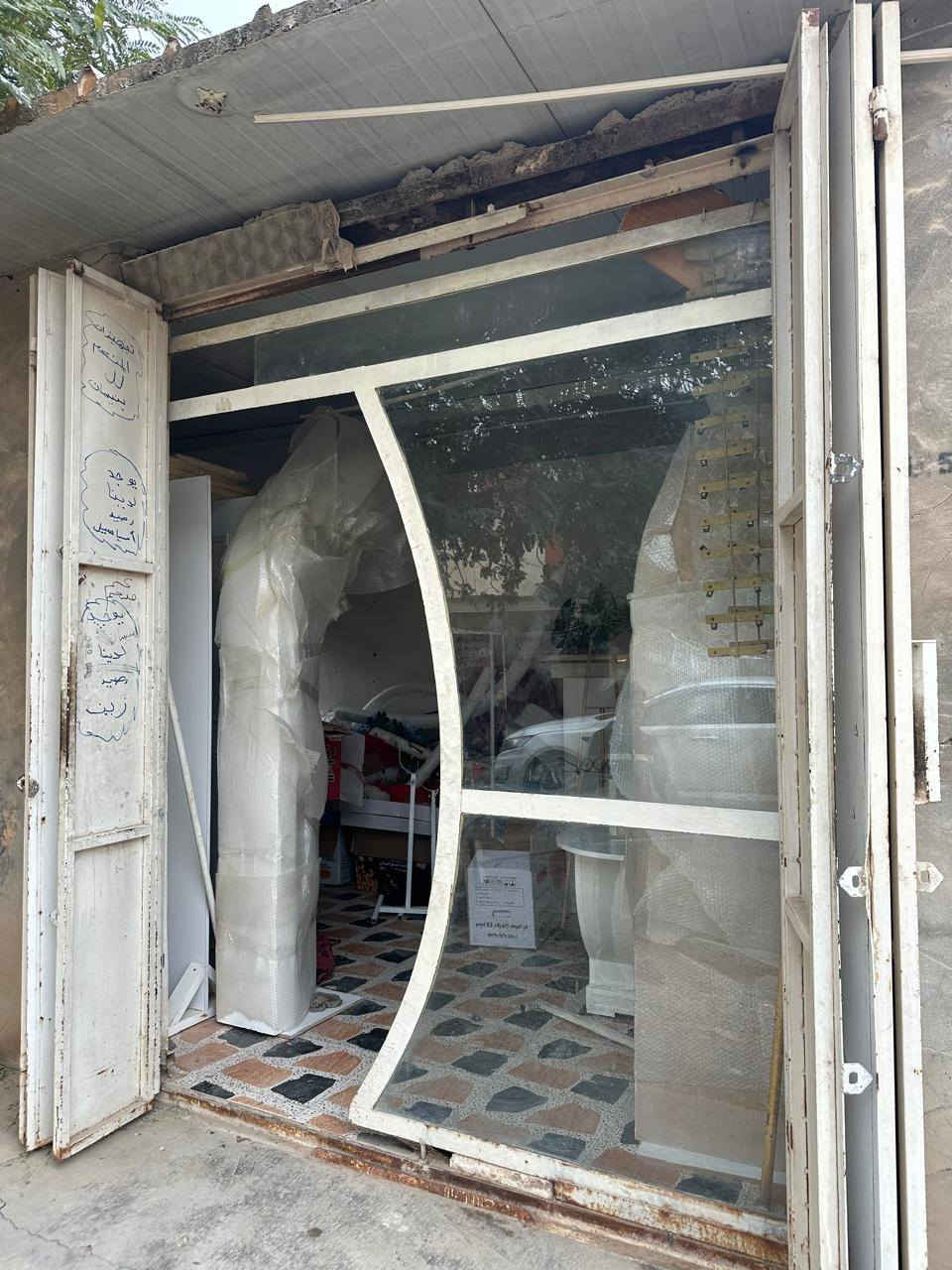 السلام عليكم
جام خانه للبيع مستخدم نضيفه
سعر 100 الف
قياس عرض 2 متر 
ارتفاع 2متر و 30 سم
ما متواجد بل فيس
اتصل ***********
