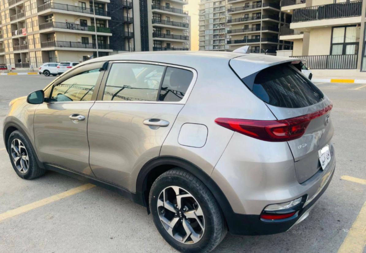 السلام عليكم
كيا سبورتج 2020 مواصفات LX نظيفة جدا ايرباكات سليمة عدة البردة اليمنة حادثهة جنطة خلفية 
مكينة وكير وتبريد مكفولات وممتازة
 السيارة ماشية 95 الف كيلو وداخل نظيف 
رقم أربيل تحويل او وكالة
مكان السيارة بغداد حي الجامعة 
رايدها ب ٢٥ مليون 
تواصل على الرقم 
 ***********
