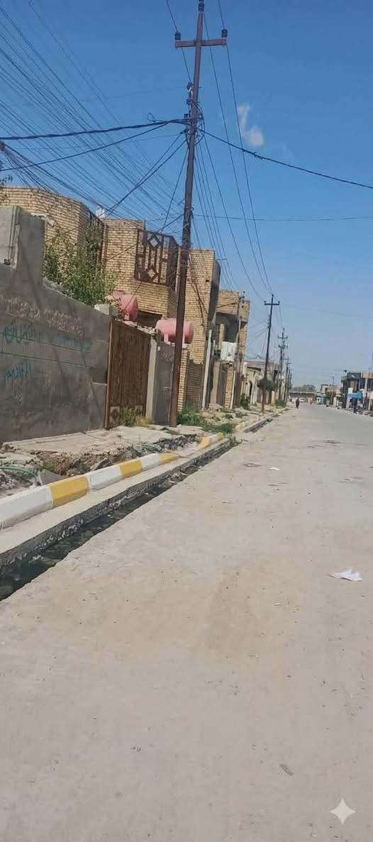 السلام عليكم 
بيت بالفحيلي قرب حسينية سيد نعمة ٢٠٠م بناء قديم ركن على شارع عريض شارع الصريفين بيه ثلاث غرف وصالة طويلة وهول صغير ومطبخ واستقبال وصحيات خارجيه  وطارمة بيها حديقه صغيرة للاستفسار رقم 
***********
كل تفاصيل على الرقم مكلفه فقط 👉🏻
