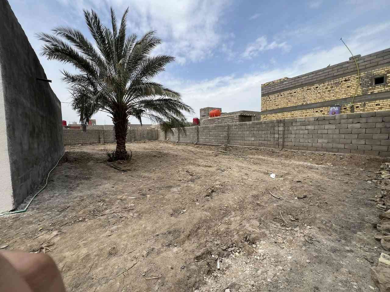 بيت للبيع  المساحه  1040متر يتكون من ثلاث غرف وهول ومطبخ ودوانيه المكان القرنه ناحيه الثغر منطقه ابوعران الشارع الرئيسي بيت جاهز من كلشي ومرمم ترميم جديد
الاستفسار 
***********
***********
