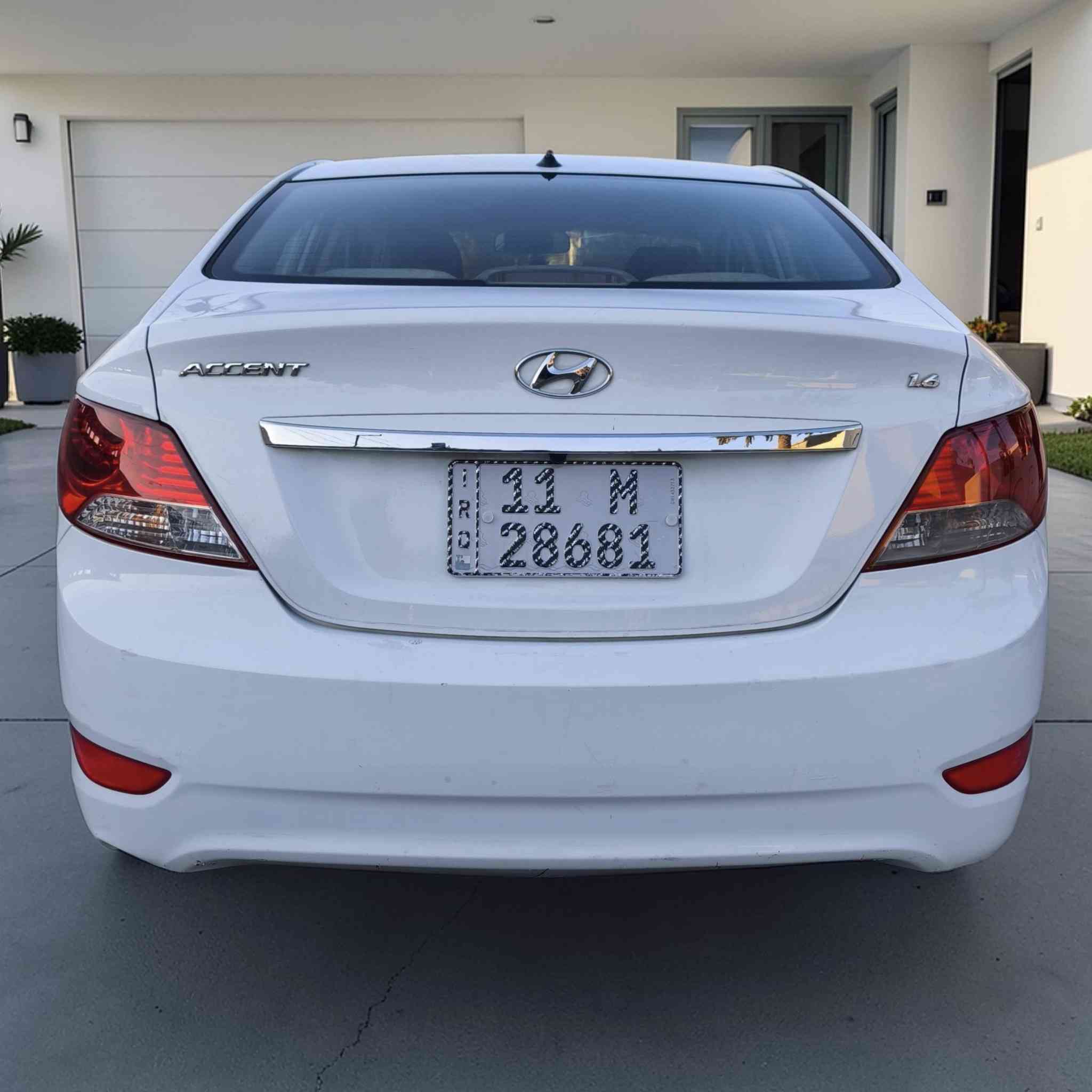 اكسنت 2015 خليجي الشركه العامه مكفولة من الصبغ والحادث
رقم بغداد بأسمي شخصيآ سنويه وهزه و رقم جديد 
محرك 1600 دوش قطرتين
السياره حلوه الكير و المحرك بلاديات تدفئة تبريد ثلج 

بيها ملاحظات بسيطه موضحه بالصور
السعر 112 
*********** اتصال فقط
مكاني بغداد /السيديه
