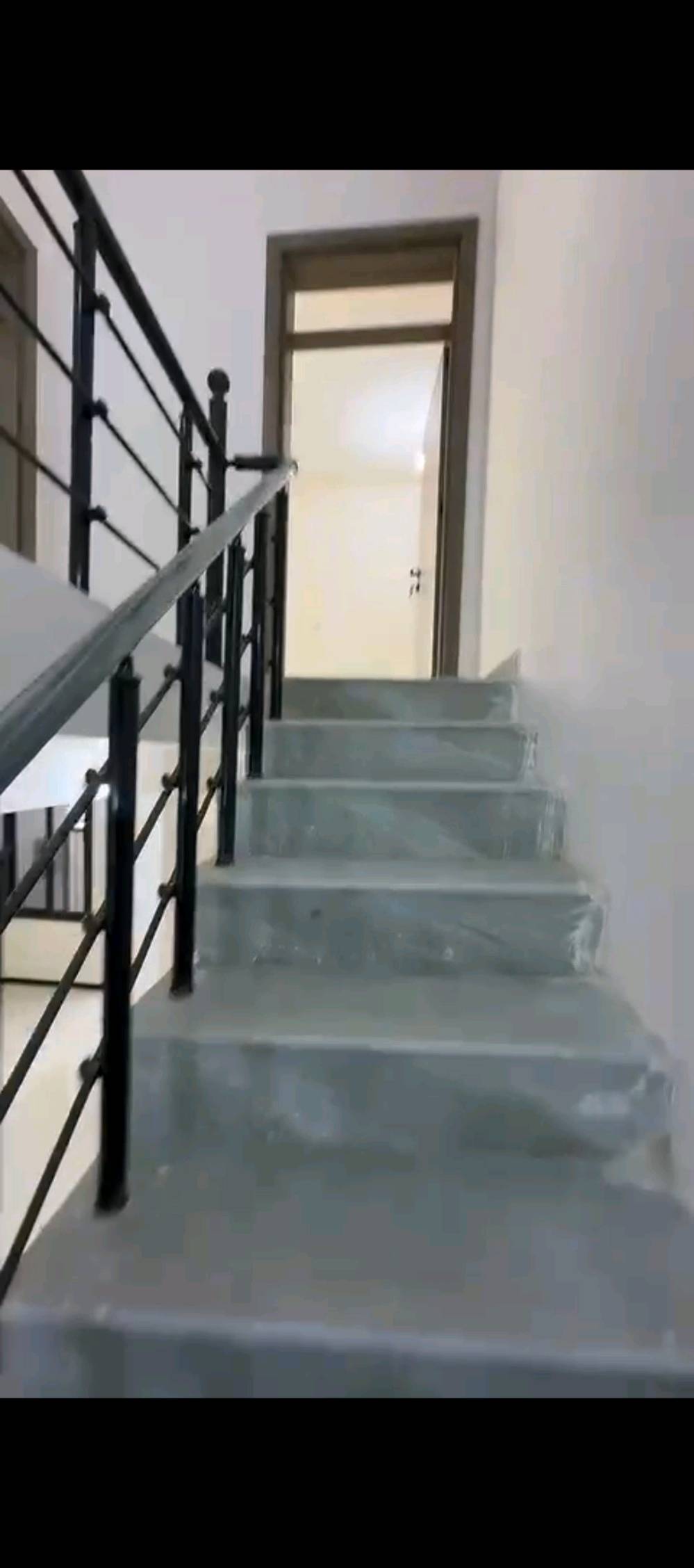 ✨ مجمع الدور البيضاء السكني ✨
يعلن عن توفر وحدات سكنية حديثة بمساحات متعددة وبأسعار تنافسية جدًا
📍 الموقع:
منطقة الري – بالقرب من منطقة الشباب والمربع الذهبي
ضمن مناطق بغداد / الكرخ
موقع مميز وقريب من الخدمات الأساسية
📄 النوع القانوني:
أراضي زراعية – سند 25
✔️ قرار محكمة
🏠 تفاصيل الوحدات السكنية:
🔹 مساحة 60 م²
واجهة 6 م – نزال 10 م
طابقين
(هول + استقبال + مطبخ + صحيات + 3 غرف نوم)
💰 السعر: 100 مليون
🔹 مساحة 85 م²
واجهة 6 م
طابقين
(هول + استقبال + مطبخ + صحيات + 3 غرف نوم)
💰 السعر: 120 مليون
🔹 مساحة 90 م²
واجهة 6 م – نزال 15 م
طابقين
(هول + استقبال + مطبخ + صحيات + 3 غرف نوم)
💰 السعر: 125 مليون
🔹 مساحة 115 م²
واجهة 7 م – نزال 17.5 م
طابقين
(هول + استقبال + مطبخ + صحيات + 4 غرف نوم)
💰 السعر: 145 مليون
🔹 مساحة 135 م²
واجهة 7.6 م – نزال 18 م
طابقين
(هول + استقبال + مطبخ + صحيات + 4 غرف نوم)
💰 السعر: 165 مليون
⚙️ خدمات المجمع:
✔️ ماء
✔️ كهرباء
✔️ مجاري
✔️ تبليط كامل
✔️ بوابات دخول
✔️ نظام أمني (Security System)
📌 فرصة حقيقية للسكن أو الاستثمار
موقع ممتاز ✔️ أسعار مناسبة ✔️ خدمات متكاملة ✔️
📞 للاستفسار والتواصل:
شركة تاج الياقوت للتطوير والاستثمار العقاري 👑
📱 *********** (واتساب)
📱 *********** (واتساب)
📱 *********** (واتساب)
📱 *********** (واتساب)