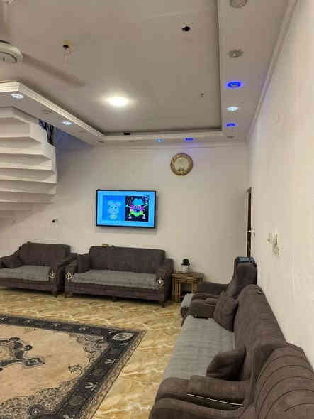 بيت للبيع بياسين خريبط مساحه 240  مالك صرف طابقين 6 غرف وصالتين ودوانيه ومطبخ وصحيات 5 وغرفه بيهه حمام حديقه حلوه وكراج سياره بيت حلو مرتب نقصه فقط واجهه موقعه في زون الثالث قرب مشتل النرجس موقعه حلو كلشي قريب علي السعر 485 وبي مجال مكاني بصره ياسين خريبط هاذ رقمي ***********
