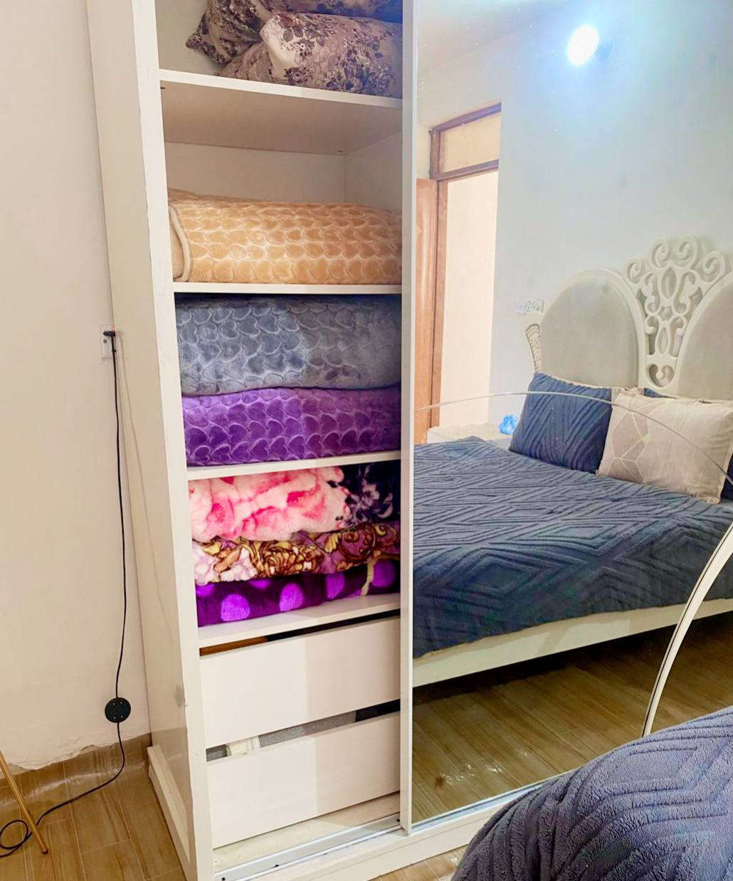 السلام وعليكم غرفه نوم تركي ماخذها ب مليون 
سعرها ٣٥٠الف حتا دوشك وياها الين اريد احول من مكان مكان يعني غرفه جبيرة مكان بغداد شراي يتصل ***********
