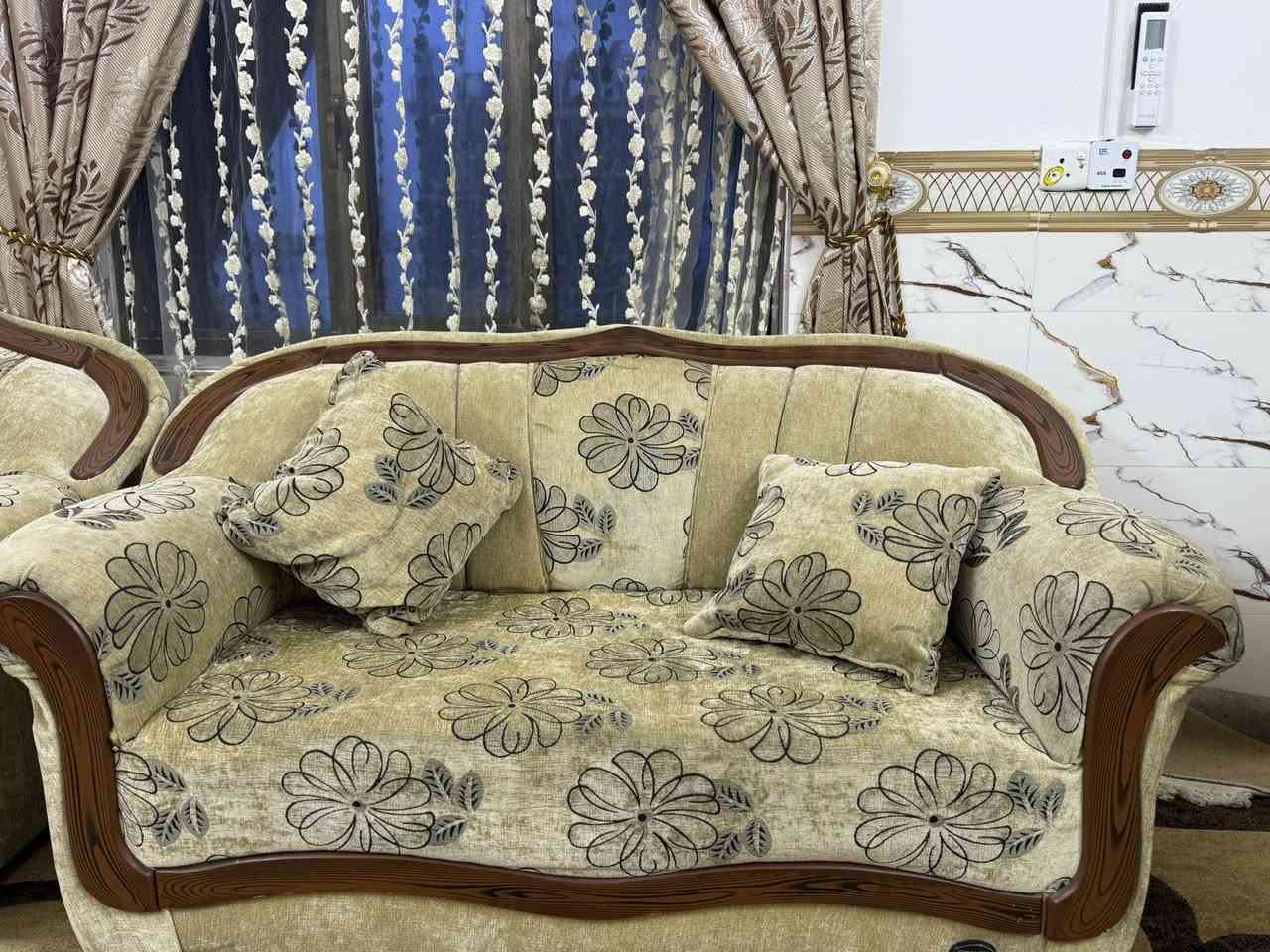 السلام عليكم مكلف بل نشر تخم مستعمل قليل شرط الاسفنج المقاعد والضهر بعدها جديده  خمس قطع  +معرض 
السعر 300 الف 
للتواصل ***********
