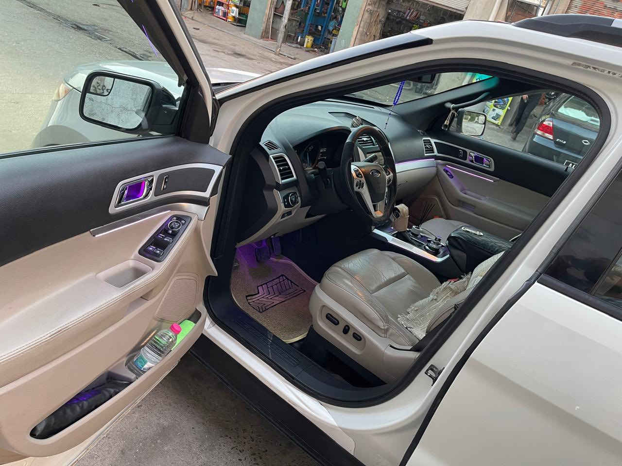 فۆرد ئێکسپلۆرا ٢٠١٢ کلین مواسەفات ئەمریکی
بێ لێدران و بێ دەحمە بە کلینی داخڵبووە بێ بۆیاغە 
یەک کارت ساردی هەیە دەرگای دواوەوە لای سەکن ئەویش دیار نییە ڕەقەم سلێمانیە بە ناوی خۆمەوەیە
دەبڵ ئەکسل ( گێڕ ماوس)
مەکینە ٣٥٠٠ بێ تۆربۆیە مەکینە مەرغوبە 
شەش پستۆنە V6
چوار تایەی لۆکی ئەسڵی تایلەندی بۆ بەستراوە ماڕکەی (ئەتڵەس)
گێڕ ئۆتۆماتیک و عادیە
حەوت کورسیە
تەبرید مەرکەزییە
کۆدی دەرگایە
ئاوێنە ئیشارەتە
شاشە گەوریە کامل لەمسە
ناوی کامل جڵدە لە ڕەنگی ڕەش و بێجی پێکهاتووە
شوێن هۆکی هەیە هۆکی ئەسڵی بۆ بەستراوە
سێرڤسی کاملی بۆ کراوە و ئەشیایی شەریکەی بۆ بەستراوە
پێشی کامل توندکراوەتەوە بێ مەسروفە
یەک مانگە هەزە و سەنەوی کامل تا ٢٠/٧/٢٠٣٠ نوێکراوەتەوە
ڕەقەم سلێمانیە و بە ناوی خۆمەوەیە هیچ غەرامەیە لەسەر نیە
سەیارەکە زۆر جوان و پاک ماوە ٦ ساڵە یەک دەستە و سەیارەی ماڵێ بووە 
تەنها ڕۆن و فلتەری شەریکەی تێکراوە ماڵی دۆستە
162$ وەرەقە و مەجال 
***********
***********
