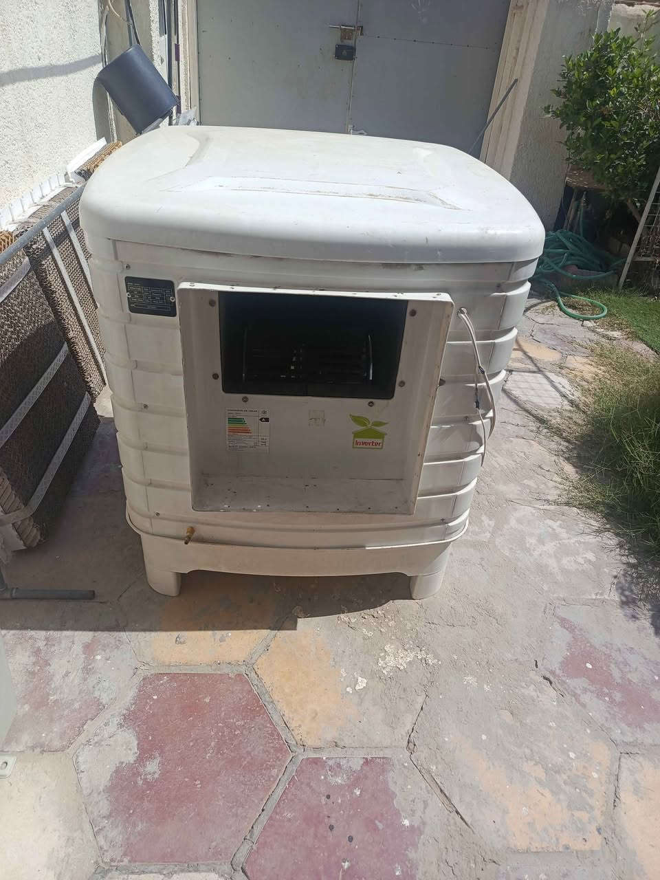 مبردة مركزية جنرال سيتا اكبر حجم 4.5 تكفي مساحة 250متر مربع الدفع 7500 متر مكعب بالساعه دبل واتر بم دبل سربس لوحة تحكم داخلية مضيئة لمس وازرار حلفة سليلوز سمك 10سنتمتر تحكم بالتشغيل عن طريق اللوحة او الريموت او واي فاي من الموبايل يمكن زيادة السرعة لغاية 200 نظيفة جدا مشتغلة موسم واحد والحلفة جديدة.بغداد.*********** بغداد, العراق
