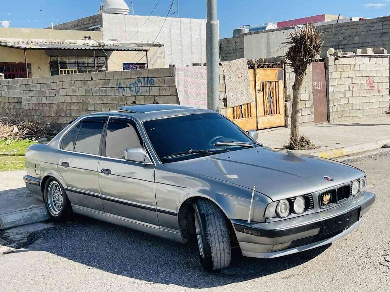 سەرەتا بەناوی خوای گەورە ئەو BMWبۆ فڕۆشتن مۆدڵ 93مەکینە 520گێڕ عادی دەعمو لێدراوی بەشەرت گێرومە کینە بەشەرتە سەیارەکە بئ مەسرەفە ماڵی خۆمانە دەستاو دەستی نەکردوە چوارجام کارەبایی  تێبینیی سەیارەکە علوجە ماڵی مەدەنی بئ کێشە  سعریش 32 و مەعامەلەیەکی برایانەی تێدایە شوێن ڕانیە حاجیاوا ژماڕە *********** ئەدمینی بەڕێز وەری بگرەمەمنونین
