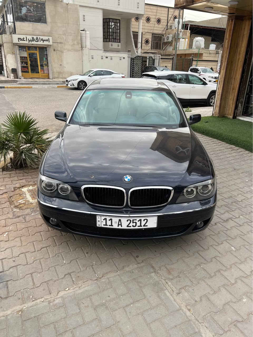 السلام عليكم BMW باخرة خليجي 2007 باب طويل فول مواصفات لون حبري طوخ على سواد كلش حلو السيارة كفالة من الضربة والطخة صبغتهة جمالية بسبب الجراد وعندي فديو قبل الصبغ رقم بغداد مميز بسمي شخصياً وهزة جديدة ثاني يوم حول حجم 730 مكينة كير مكفول كهربائيات سبانة ما ممدوة عليهة وماشية قليل 190 كيلو وبالخير على الصير من نصيبة 
رقمي ***********
مكاني بصرة البصرة, العراق
