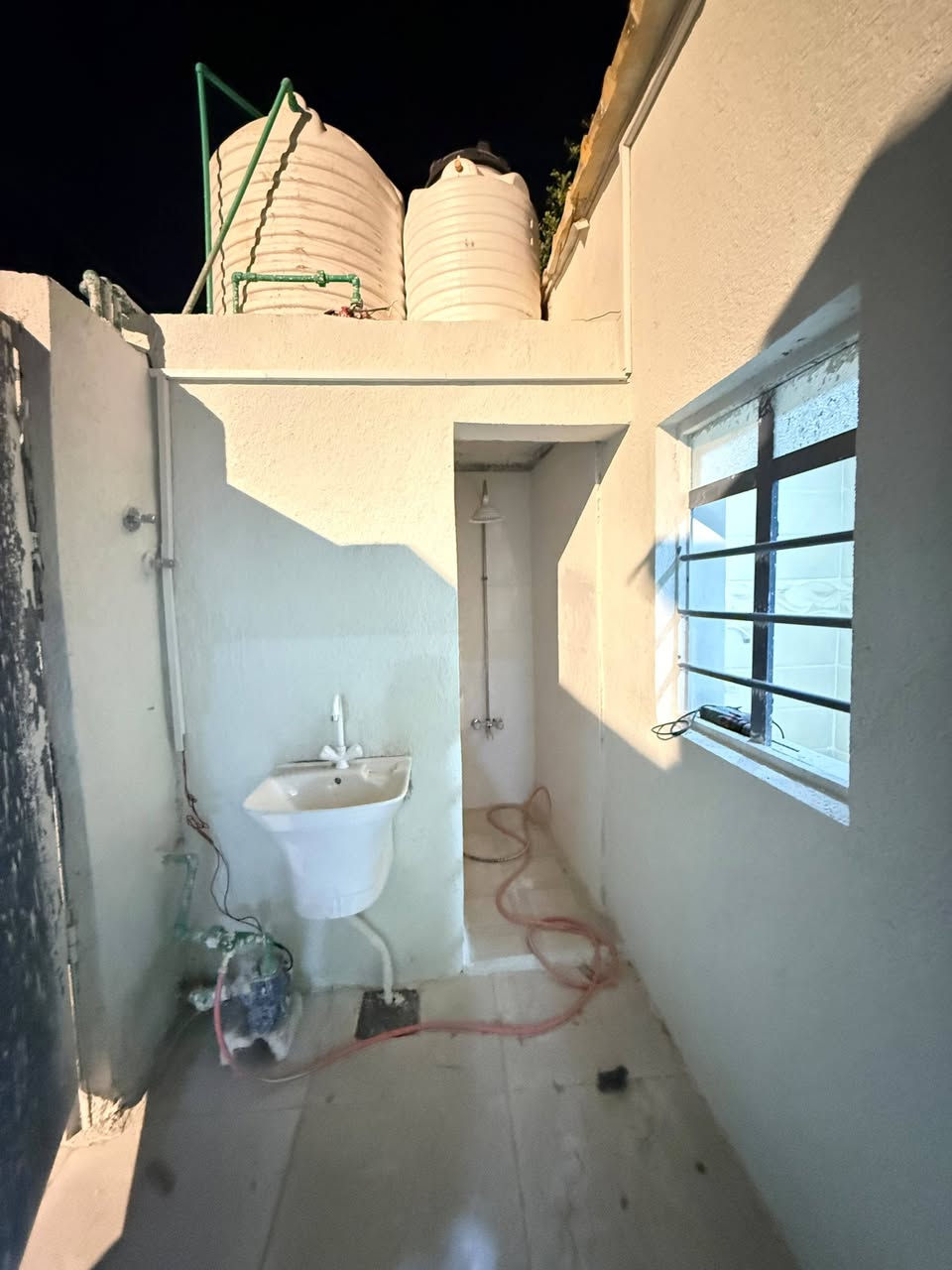 أسعد ألله أوقاتكم بكل خير 🏠
اللاستفسار ***********
توفر دار سكن لبيع
ألمساحه 95 م 
 شارع تبليط 10 م

جميع الخدمات متوفره
مدارس قريبه عليك + ماء + كهرباء + 
محتويات البيت
دوانيه 
صاله
مطبخ
غرف منام عدد1
صحيات
سكف سندويج
نوع العقار : طابو ملك صرف زراعي 

العنوان : أبي الخصيب طريق الوصطي قريب مدارس طيور الخصيب الاهليه 

سعر 35 وبي مجال
اللاستفسار ***********
